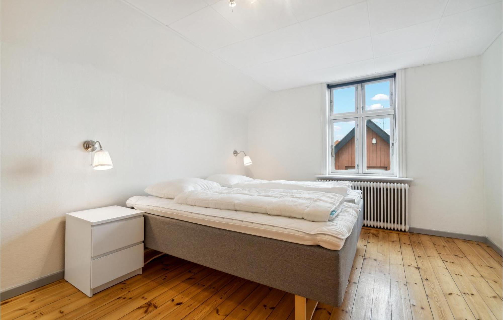 2 Bedroom Awesome In Apartment